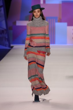 model Desigual Sonbahar 2016 giyerek pist yürüyor