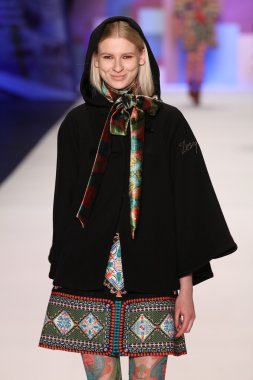 model Desigual Sonbahar 2016 giyerek pist yürüyor