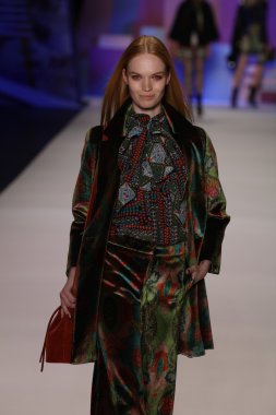 model Desigual Sonbahar 2016 giyerek pist yürüyor