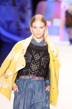 model Desigual Sonbahar 2016 giyerek pist yürüyor