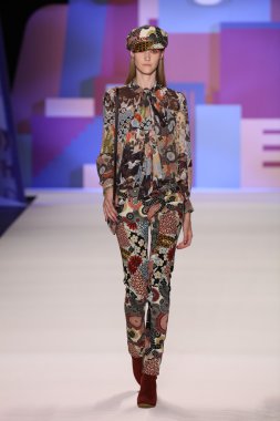 model Desigual Sonbahar 2016 giyerek pist yürüyor