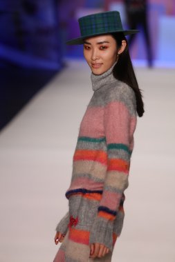 model Desigual Sonbahar 2016 giyerek pist yürüyor