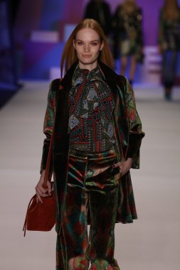 model Desigual Sonbahar 2016 giyerek pist yürüyor