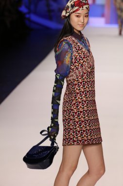 model Desigual Sonbahar 2016 giyerek pist yürüyor