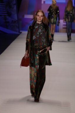 model Desigual Sonbahar 2016 giyerek pist yürüyor