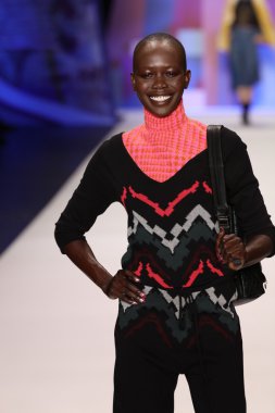 model Desigual Sonbahar 2016 giyerek pist yürüyor