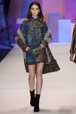 model Desigual Sonbahar 2016 giyerek pist yürüyor