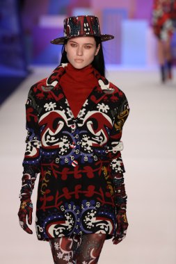 model Desigual Sonbahar 2016 giyerek pist yürüyor