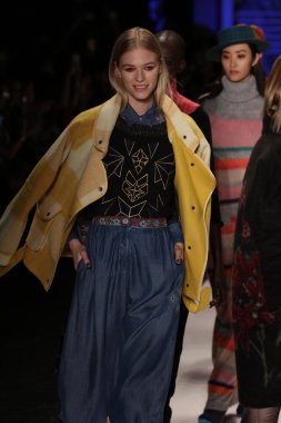 Desigual Sonbahar 2016 giyen modeller