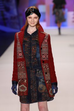 model Desigual Sonbahar 2016 giyerek pist yürüyor