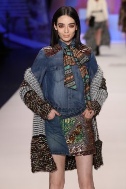 model Desigual Sonbahar 2016 giyerek pist yürüyor