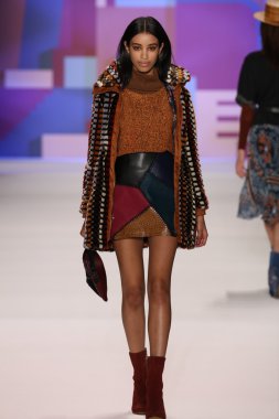 model Desigual Sonbahar 2016 giyerek pist yürüyor