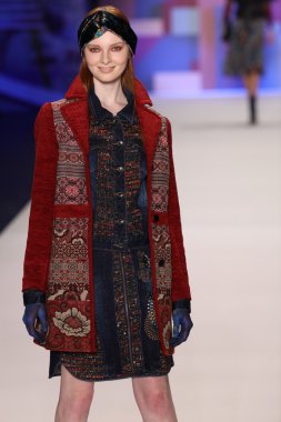 model Desigual Sonbahar 2016 giyerek pist yürüyor