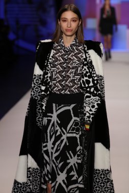 model Desigual Sonbahar 2016 giyerek pist yürüyor