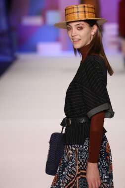 model Desigual Sonbahar 2016 giyerek pist yürüyor