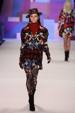 model Desigual Sonbahar 2016 giyerek pist yürüyor