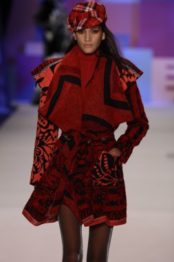 model Desigual Sonbahar 2016 giyerek pist yürüyor