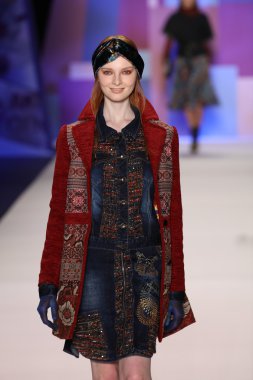 model Desigual Sonbahar 2016 giyerek pist yürüyor