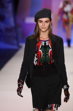 model Desigual Sonbahar 2016 giyerek pist yürüyor