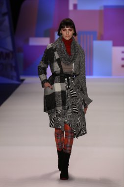 model Desigual Sonbahar 2016 giyerek pist yürüyor