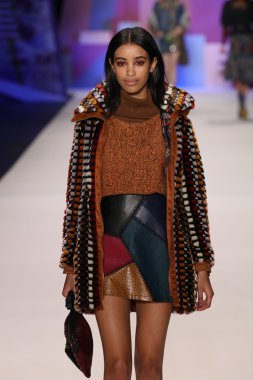 model Desigual Sonbahar 2016 giyerek pist yürüyor