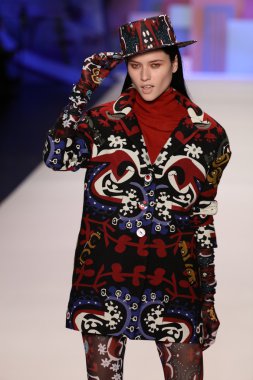 model Desigual Sonbahar 2016 giyerek pist yürüyor