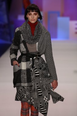 model Desigual Sonbahar 2016 giyerek pist yürüyor