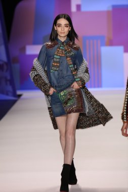 model Desigual Sonbahar 2016 giyerek pist yürüyor