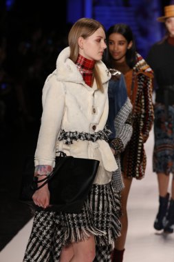 Desigual Sonbahar 2016 giyen modeller