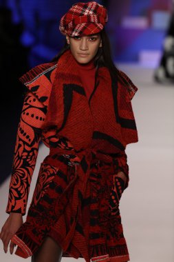 model Desigual Sonbahar 2016 giyerek pist yürüyor