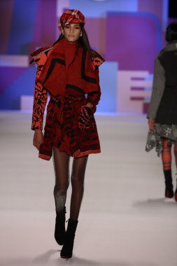 model Desigual Sonbahar 2016 giyerek pist yürüyor