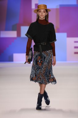 model Desigual Sonbahar 2016 giyerek pist yürüyor