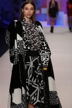 model Desigual Sonbahar 2016 giyerek pist yürüyor