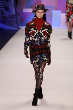 model Desigual Sonbahar 2016 giyerek pist yürüyor