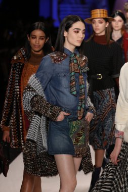 Desigual Sonbahar 2016 giyen modeller