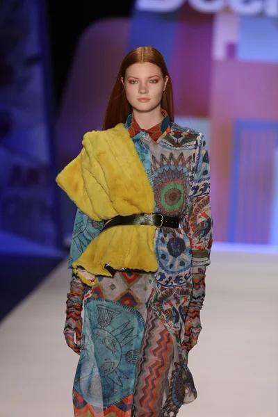 Model loopt de landingsbaan dragen Desigual Fall 2016 — Stockfoto