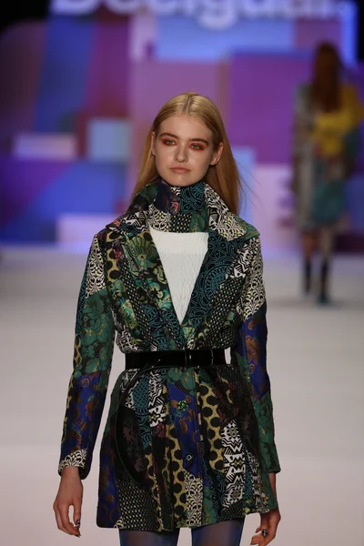 Model spacery pas startowy na sobie Desigual Fall 2016 — Zdjęcie stockowe