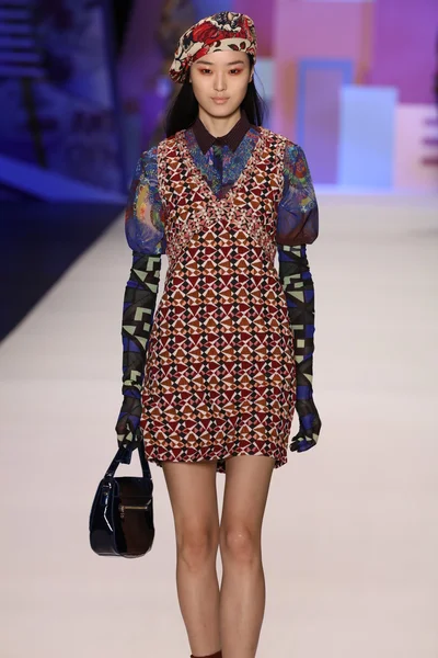 model Desigual Sonbahar 2016 giyerek pist yürüyor