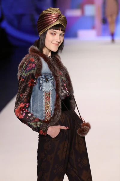 Model walks the runway wearing Desigual Fall 2016 — Stock Photo, Image