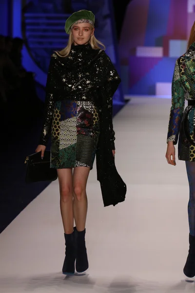 Modelo caminha na pista usando Desigual Fall 2016 — Fotografia de Stock