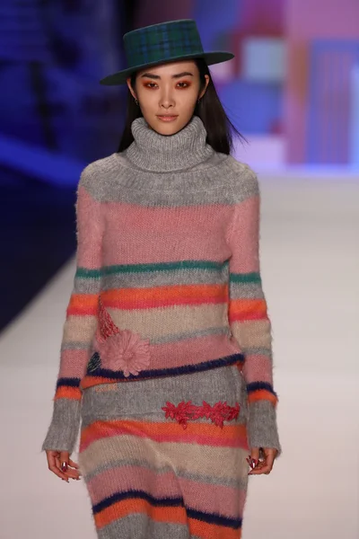 model Desigual Sonbahar 2016 giyerek pist yürüyor