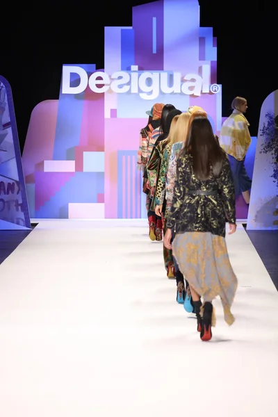 Modeller bär Desigual fall 2016 — Stockfoto