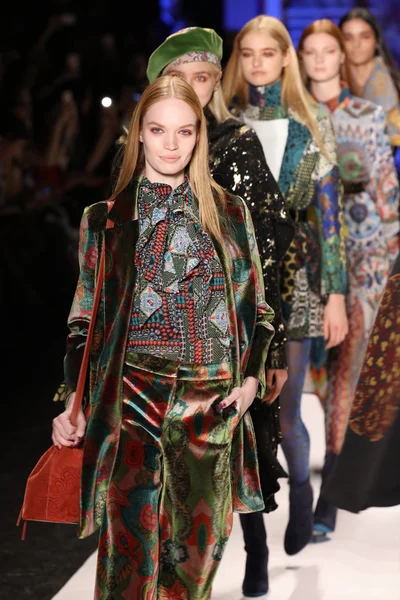 Modellen met Desigual Fall 2016 — Stockfoto