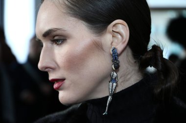 Helen Yarmak Int'l sunu