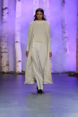 Noon By Noor Sonbahar 2016 giyen model