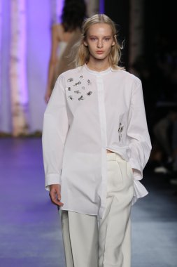 Noon By Noor Sonbahar 2016 giyen model