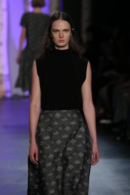 Noon By Noor Sonbahar 2016 giyen model