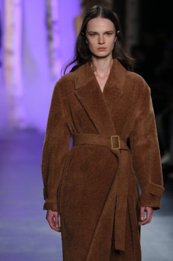 Noon By Noor Sonbahar 2016 giyen model