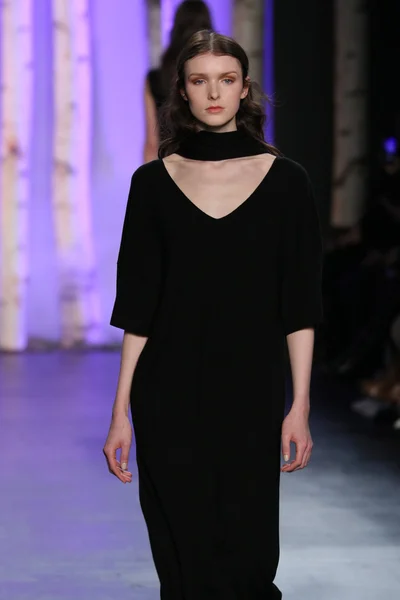 Model noszenia Noon przez Noor Fall 2016 — Zdjęcie stockowe