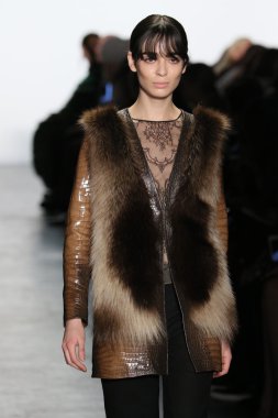 Model giyen Dennis Basso Sonbahar 2016